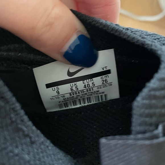 Women’s Nike slip on no lace running shoes - Picture 2 of 3